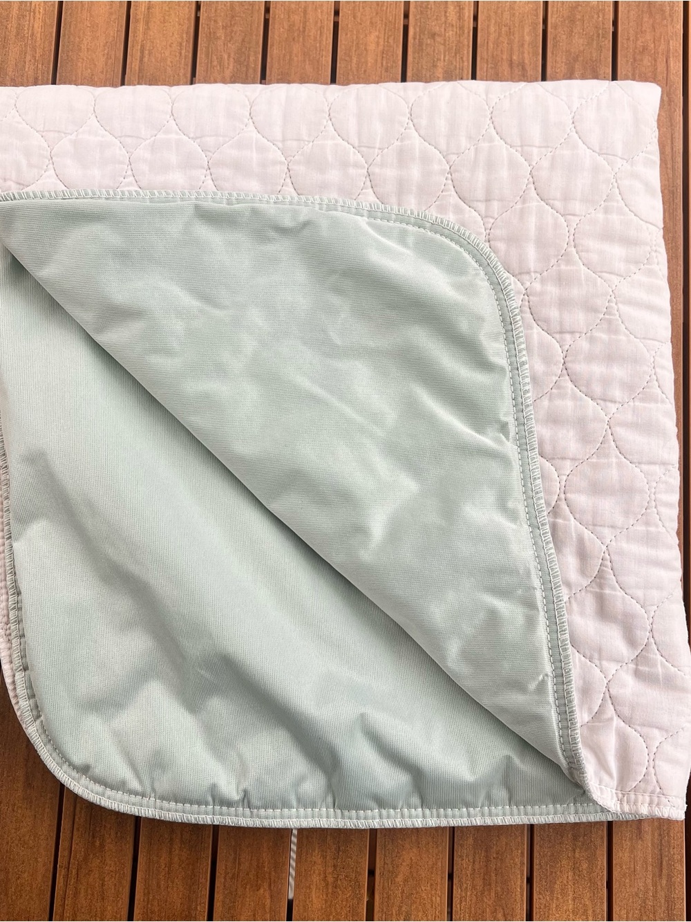 Quilted Waterproof pad 33.5 x 33 EUC